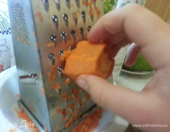 Помыть продукты.морковь натереть на терке и положить в тарелку.Помять кулаком для того,чтобы она дало сок.