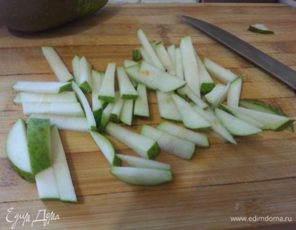 Грушу нарезать ломтиками и положить к моркови.