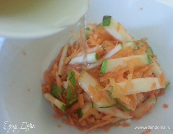 Сок налить в стакан и положить в холодильник на две-три минуты. Вынуть и полить салат.