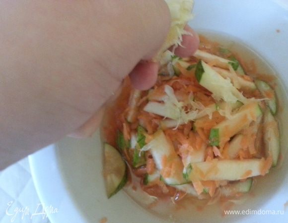 Лимон выжить в салат. Вторая долька служит кислотой. Мякоть руками выдернуть и положить в салат. Поставить в холодильник на одну мин.Готово!!!!ПРИЯТНОГО АППЕТИТА!!