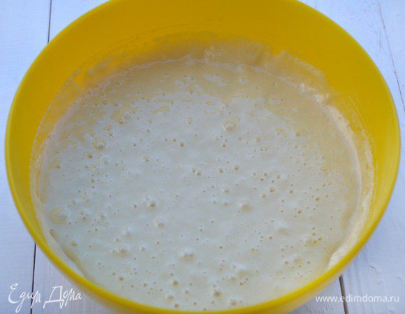Продолжая взбивать, понемногу добавляем мучную смесь и молоко.