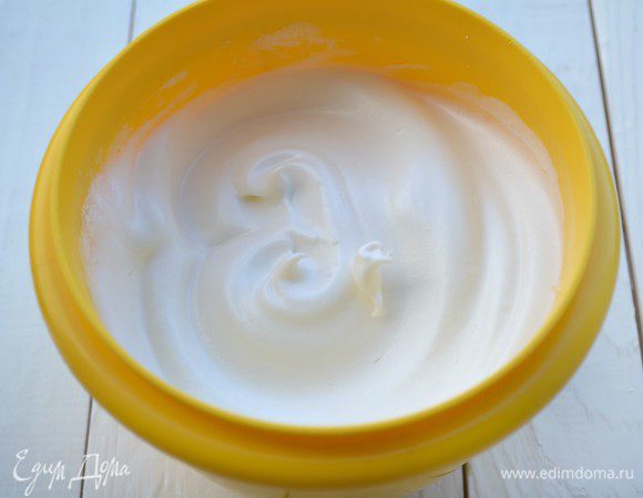 Отдельно взбить белки до устойчивых пиков.