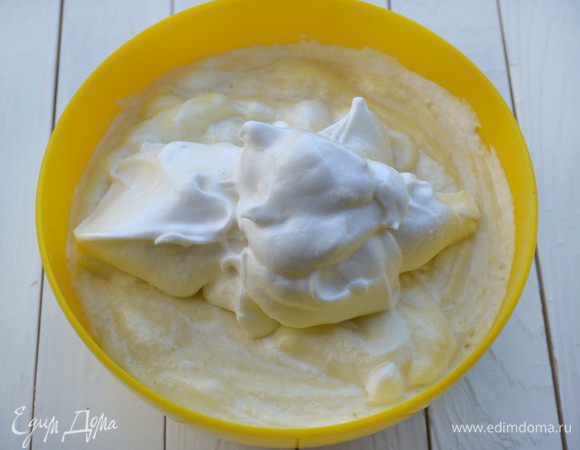 За 3 приема добавить белки к основному тесту, аккуратно вмешивая их методом складывания до однородной консистенции теста.