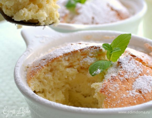 Формы для выпечки смазать сливочным маслом, присыпать мукой. Разложить приготовленное тесто.