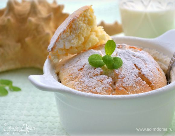 Выпекать при 180 гр. примерно 30 мин, поставив формочки с тестом в противень так, чтобы их дно только касалось воды. если вода будет выпариваться, нужно будет подлить. Готовые кексы остудить, посыпать сахарной пудрой. И можно подавать к столу.