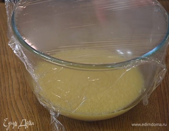 Кускус залить стаканом кипятка, затянуть емкость пищевой пленкой и оставить запариваться.