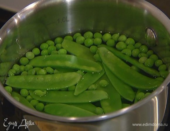 Весь горошек опустить на 1–2 минуты в кипящую воду, затем откинуть на дуршлаг, обдать ледяной водой и промокнуть бумажным полотенцем.