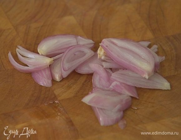 Шалот почистить, нарезать тонкими полукольцами, залить уксусом и оставить мариноваться.