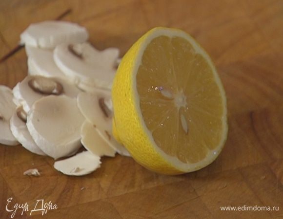 Из половинки лимона выжать сок.