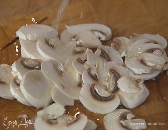 Шампиньоны нарезать очень тонкими пластинками, полить 1 ст. ложкой лимонного сока, посолить, поперчить и перемешать.