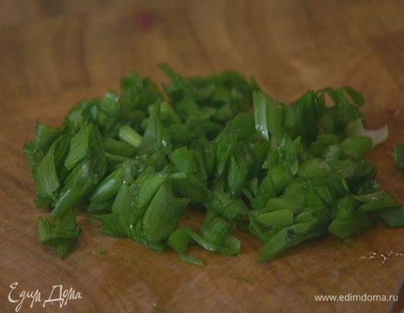 Зеленый лук порезать наискосок.