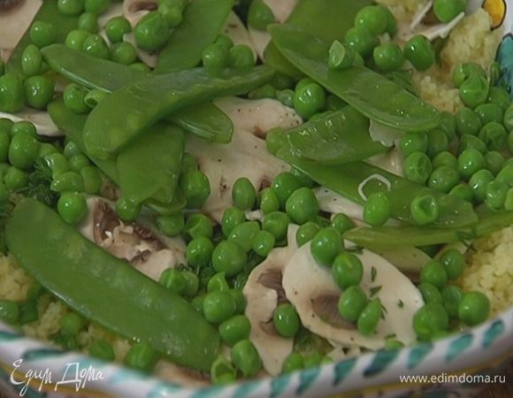 В глубокое блюдо выложить кускус, посыпать измельченной зеленью, полить оставшимся оливковым маслом, 2 ст. ложками лимонного сока, выложить грибы и горошек, все перемешать.