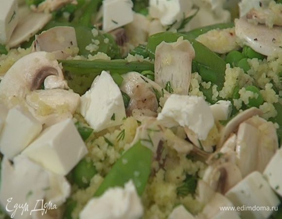 Фету порезать небольшими кусочками или поломать руками и посыпать салат.