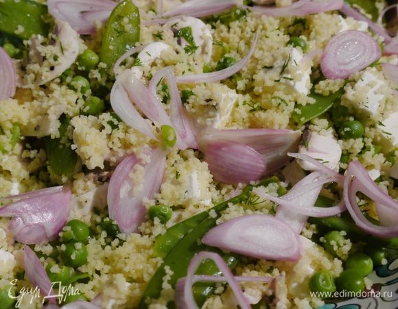 Украсить салат замаринованным луком.