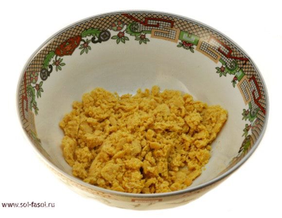 Подготовленный нут поместите в емкость для взбивания блендером. У меня погружной блендер, поэтому далее я все ингредиенты добавляю в чашу для взбивания. Добавьте к нуту 100 мл. бульона или воды и хорошо пробейте. 
Если бы мы варили нут самостоятельно, мы бы использовали жидкость, которая осталась от его варки, чтобы создать нужную консистенцию пюре. Т.к. мы используем нут из банки, хорошо использовать горячий (нежирный!) мясной или овощной бульон без соли. Но вполне допустимо использовать и просто теплую кипяченую воду.  
Мы намеренно добавляем сначала только половину заявленной жидкости, чтобы в конце приготовления отрегулировать консистенцию оставшимся количеством. Если не добавлять жидкость, нут при перетирании получается очень сухой. Перетертый нут возьмет в себя много жидких ингредиентов, но не забывайте, что у нас еще будут масла, сок лимона и тахини.

На этом этапе уже получится паста. Попробуйте ее, чтобы почувствовать вкус нута.
