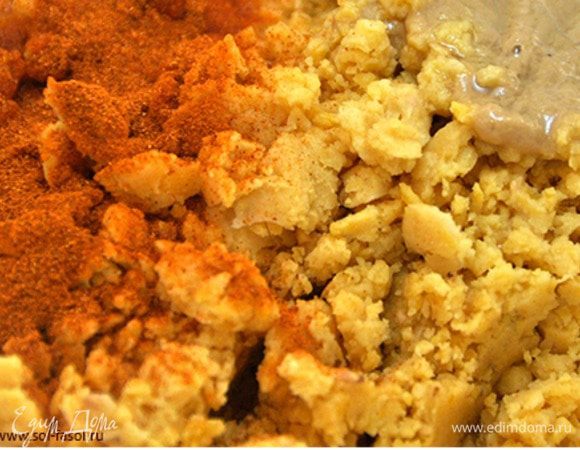 Отрегулируйте консистенцию хумуса оставшейся жидкостью (водой или бульоном). Готовый хумус должен быть консистенции слабой сметаны (как обычная сметана 20% жирности из магазина). Далее продолжаем пробивать массу, подливая тонкой струйкой оливковое масло. В последнюю очередь, не прекращая процесс взбивания, тонкой струйкой вливайте лимонный сок. Пробуйте: лимоны бывают разными, поэтому может понадобиться больше или меньше лимонного сока каждый раз, когда Вы готовите хумус.

Кстати, некоторые утверждают, что оливковое масло в настоящий хумус не добавляют, а только лишь сбрызгивают сверху при подаче. На мой вкус именно масло дает гладкую текстуру хумусу.
