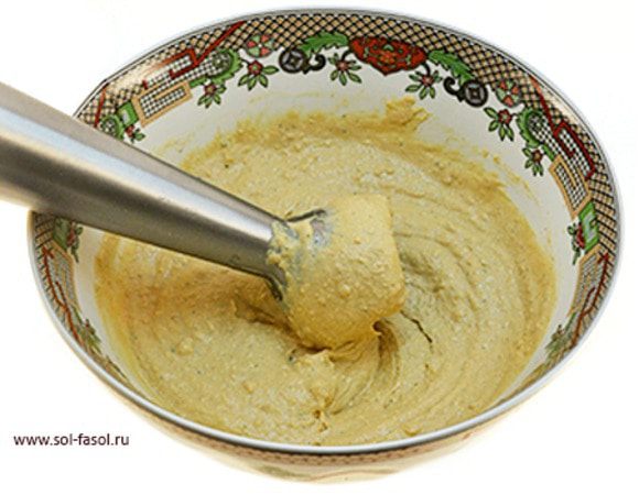 Теперь попробуйте блюдо на соль. Помните, наш нут был уже приготовлен с солью? Возможно, соль не понадобится совсем или всего маленькая щепотка. Хумус готов!