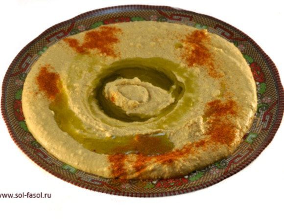 В качестве вариантов можно подавать хумус другими способами;

- в индивидуальных тарелочках;
- в общем блюде, как это описано выше, но в центр выкладывается баранина, жаренная кусочками  с луком до румяной корочки. Такое сочетание – горячая баранина и слегка теплый хумус – просто замечательное!
- в общем блюде, как это описано выше, но дополнительно подают приправы и масло в отдельных пиалочках: гости могут оторвать кусочек питы на один укус, обмакнуть его в масло (чтобы на нем лучше держались пряности), а затем – в желаемые специи. Так, можно приготовить довольно нейтральный хумус или хумус без перца: любители острого макнут кусочком питы с маслом в кайенский перец и будут наслаждаться остротой индивидуально. 
- в пите вместе с овощами и мясом.
- вместо блюда можно использовать деревянную досочку – это красивая подача!
