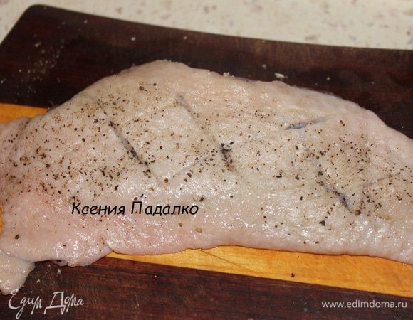 На коже грудке сделать не глубокие надрезы, посолить и поперчить. Обжарить в масле с двух сторон до золотистого цвета. В этой же сковороде обжарить лук.
