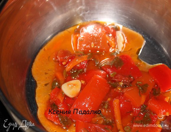 В ковш выкладываем 3 ст.л. лечо и соус табаско.