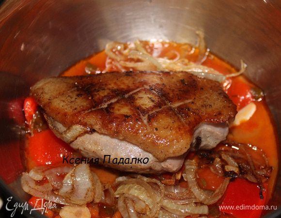 Сверху кладем обжаренную грудку и лук. Заливаем оставшимся лечо и вином. Доводим до кипения, уменьшаем огонь и тушим 20 минут под крышкой.