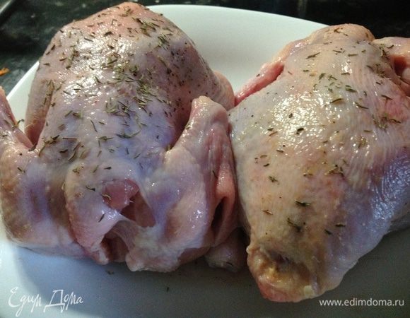 Промываем цыплят и обсушиваем бумажным полотенцем. Затем натираем смесью соли, перца и сушеного тимьяна. Оставляем минут на 20. Разогреваем электрическую духовку до 200С.