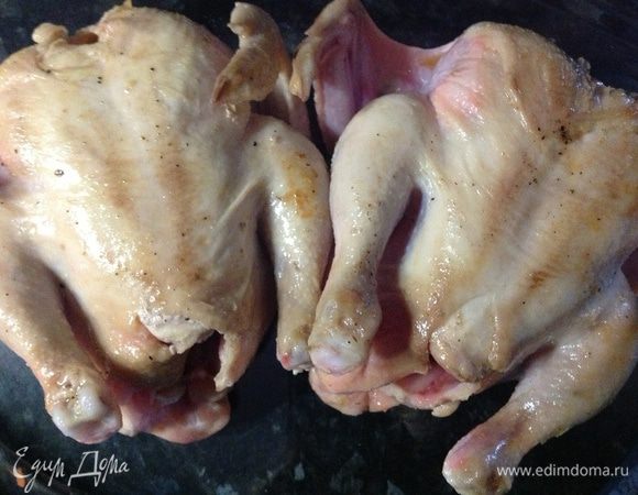 Слегка обжариваем цыплят на сковороде со сливочным маслом, минут по 5 с каждой стороны. После перекладываем тушки на противень, поливаем соком со сковороды, накрываем фольгой и запекаем 45 мин-1 час. Цыплята становятся мягкими и сочными... Можно даже снять фольгу и оставить в духовке еще минут на 10-15 для цвета и корочки!)