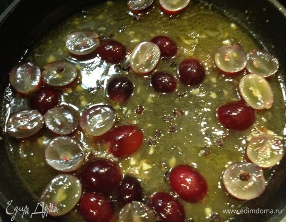 Приступим к подготовке соуса. На сковороде со сливочным маслом обжариваем измельченный чеснок. Размешиваем крахмал в небольшом количестве вина, добавляем в соус, перемешиваем и выливаем оставшееся вино. Разрезаем виноград пополам и отправляем в соус, позже-сухие ягодки барбариса, приправляем солью, перцем по вкусу. Доводим до кипения наш соус и провариваем минут 5 на слабом огне. Выкладываем готовых цыплят на блюдо и поливаем соусом.
Приятного аппетита!!!