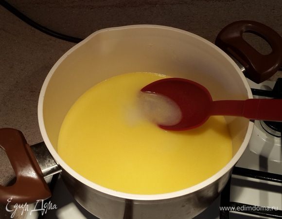 Муку смешиваем с сахаром и солью. 
В кастрюльку влить воду, добавить масло, поставить на огонь и нагревать, пока масло не растает, затем увеличить огонь и быстро вскипятить содержимое кастрюли)) Охлаждаем 10 минут) 
