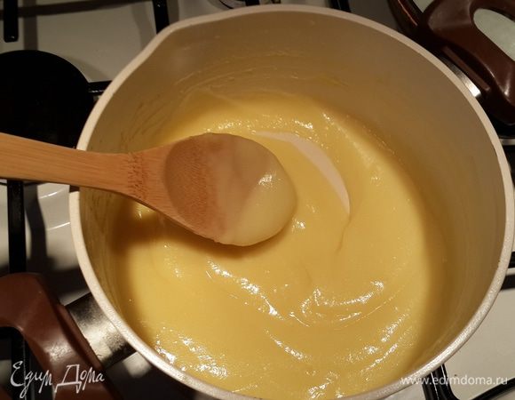 Пока пекутся профи займёмся кремом! Отделяем белки от желтков. Белки спрячем в холодильник, они должны быть хорошо охлажденными. В кастрюльке растираем желтки с сахаром, вливаем молоко, размешиваем, добавляем крахмал, хорошенько перемешиваем и варим до загустения на маленьком огне.Затем полностью остужаем.