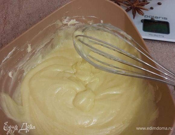 Размягченное масло взбиваем миксером до пышности. Яичную смесь после остывания ещё раз хорошо взбиваем и добавляем масло.