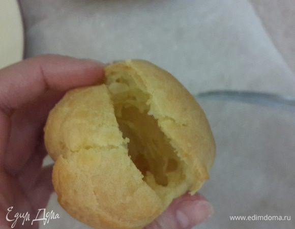 Я делаю надрез и чайной ложкой отправляю крем внутрь) 