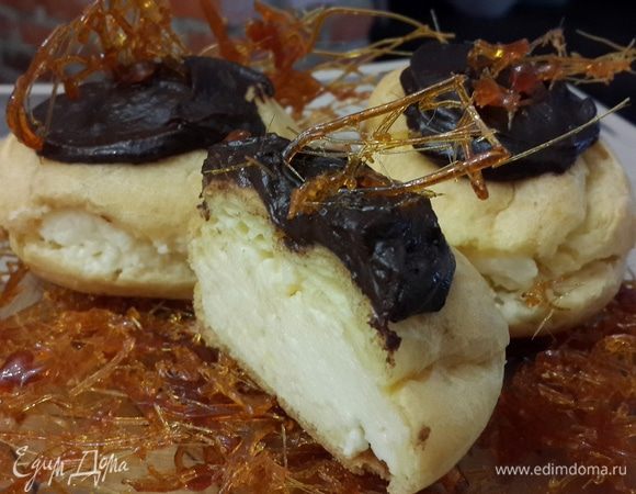 Для глазури все ингредиенты смешиваем и варим на слабом огне) Она получается  густой и с ней очень легко работать! Можете не сильно спешить и не поливать судорожно свои пирожные (глазурь на сметане не быстро застывает) У меня вот такое карамельное гнёздышко!) Прияяятного!