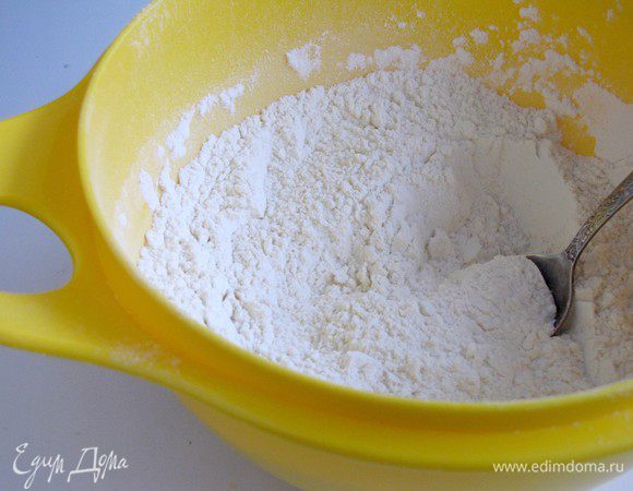 Муку смешать с разрыхлителем и просеять в миску.