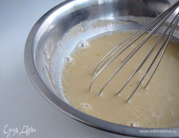 В миске смешать венчиком яйца, сахар, мед, сметану, растительное масло и крепко заваренный чай (1 пакетик чая заварить в 0,25 ст. кипятка). если мед у вас густой, то можно его предварительно прогреть до жидкого состояния.