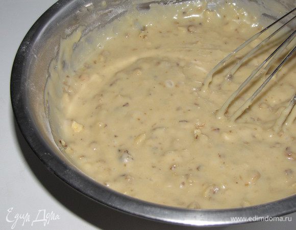 Добавить мучную смесь и перемешать до однородности (желательно мешать не долго). Добавить крупно рубленные орехи и еще раз перемешать.