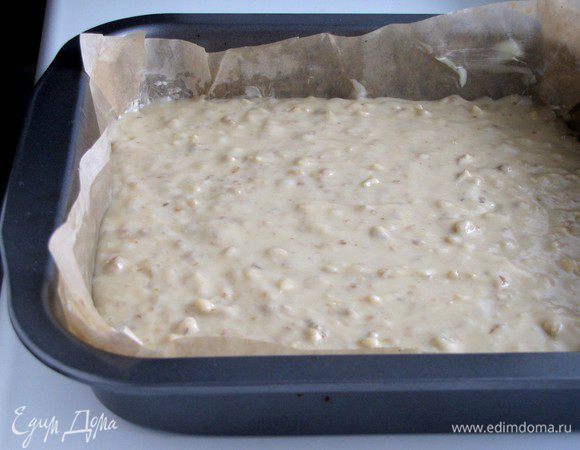 Застелить форму промасленной пекарской бумагой, вылить тесто, разровнять.