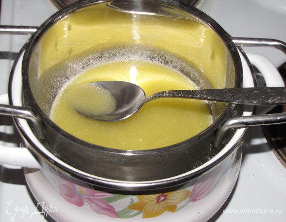 Пока пирог "отдыхает", приготовим глазурь. На водяной бане растопить сливочное масло с сахаром, постоянно помешивая.