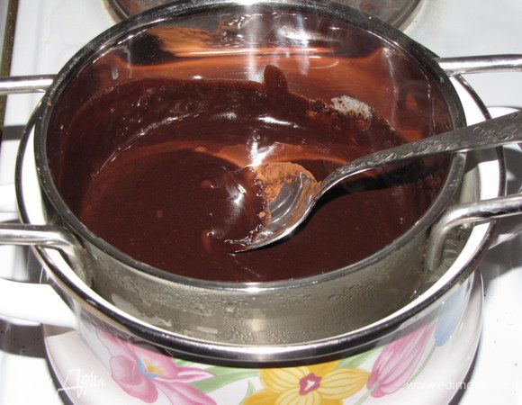Добавить сметану, всыпать какао. Варить, постоянно помешивая, пока масса слегка не загустеет.