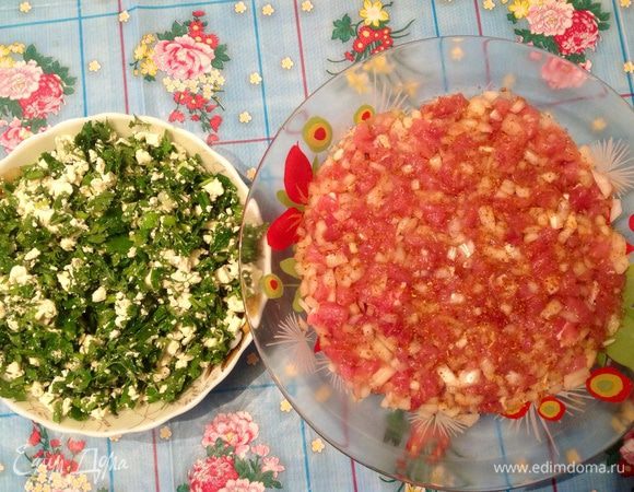 Делала эти пирожки с двумя начинками:
Свинина с луком и приправа для шашлыка
Сухая соленая брынза + зеленый лук, петрушка, укроп

Поэтому заранее подготавливаем начинки.