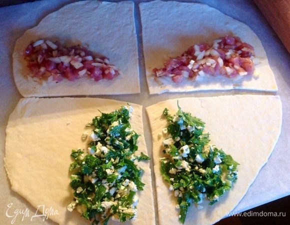 Раскатываем круглый не толстый корж, делим его на 4 части и выкладываем начинку как на фото.