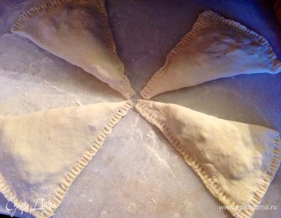Потом накрываем свободной от начинки стороной теста и защепляем хорошо