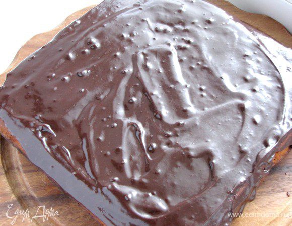 Вылить теплую глазурь на пирог, разровнять. Дать глазури "схватится".