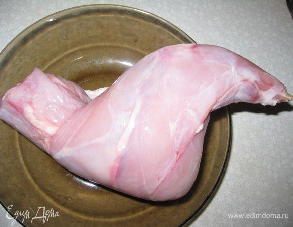 Подготавливаем тушку кролика. Моем и разрезаем на кусочки.