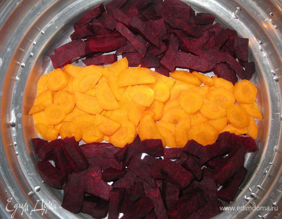 Моем и чистим свеклу и морковь. Свеклу нарезаем брусочками и выкладываем на дно пароварки, морковь нарезаем тонкими кружочками. Можно немного посолить, т.к. эти овощи сладкие.