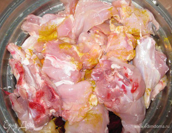 На так называемую подушку из моркови и свеклы выкладываем кусочки кролика. Добавить соль и немного куркумы.