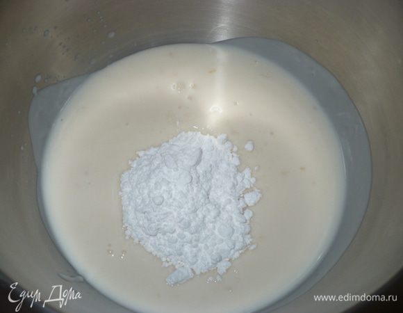 Замочить 15 гр. желатина. Йогурт взбить с пол стаканом сахарной пудрой. Добавить желатин.