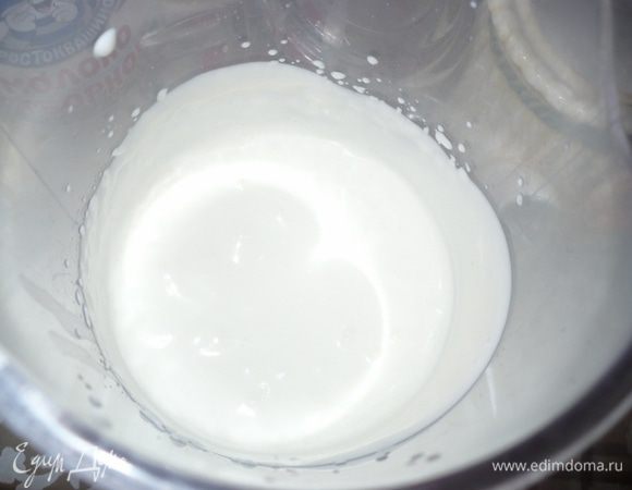 Взбить 300 мл. сливок с 4 ст.л. сахарной пудры.