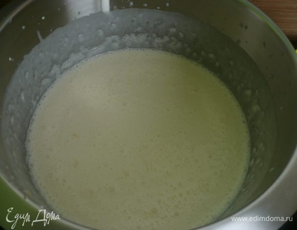 Сливки добавляем в йогурт, взбиваем 1 мин.