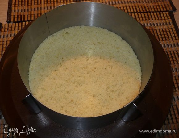 Ставим кольцо, выкладываем корж.